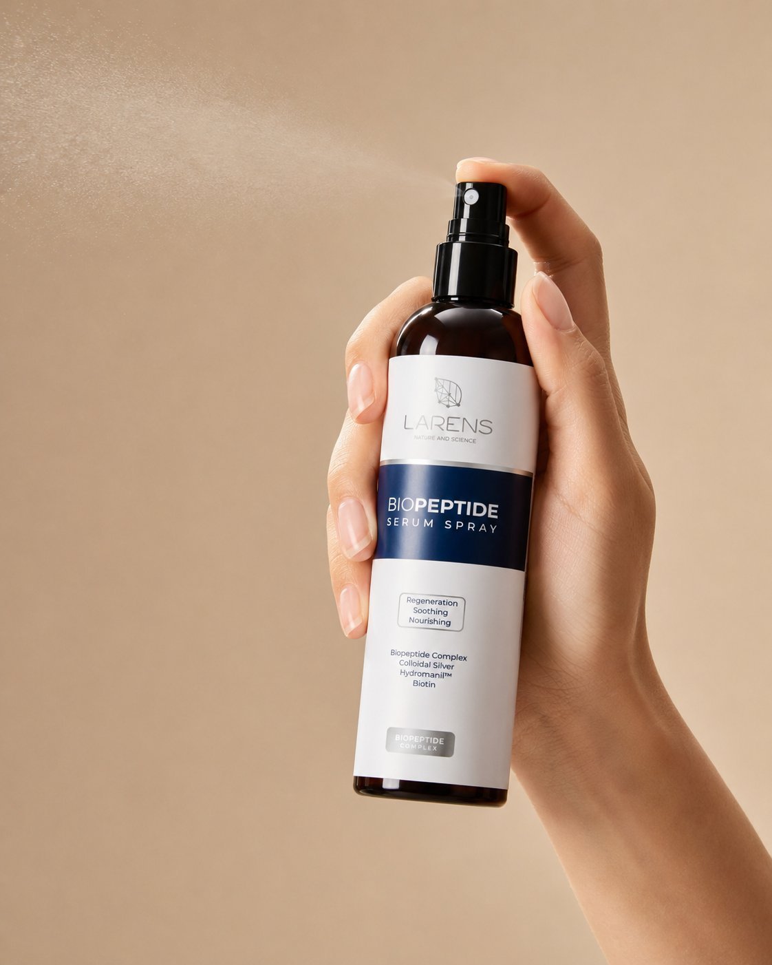 Biopeptide Serum Spray trzymany w dłoni